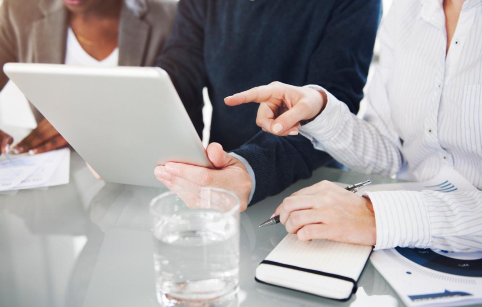 Finanzplanung mit Kalender und Notizen